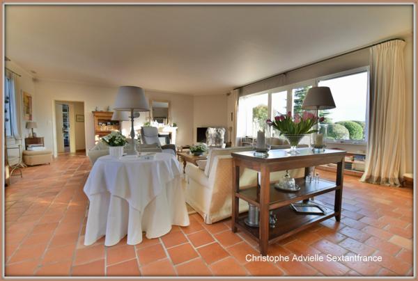 Superbe contemporaine de plain pied sur 1.3 ha de parc, grande piscine, prestations haut de gamme, golf des vigiers à 5 MN