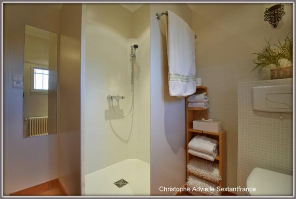 Superbe contemporaine de plain pied sur 1.3 ha de parc, grande piscine, prestations haut de gamme, golf des vigiers à 5 MN