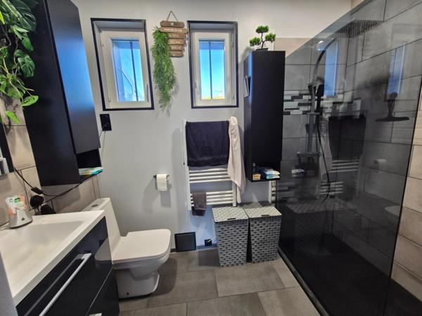 17100 - SAINTES - MAISON INDIVIDUELLE - JARDIN - PERGOLA - GARAGE - COSY - ZONE NON INONDABLE - QUARTIER LA GARE - SEBASTIEN DE BROUARD - LA FENÊTRE