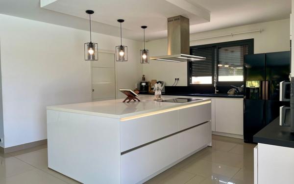 Maison à vendre    6 pièces •  Saint-Paul-Trois-Châteaux