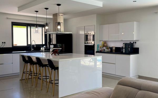 Maison à vendre    6 pièces •  Saint-Paul-Trois-Châteaux