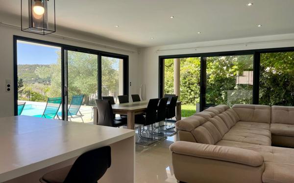 Maison à vendre    6 pièces •  Saint-Paul-Trois-Châteaux