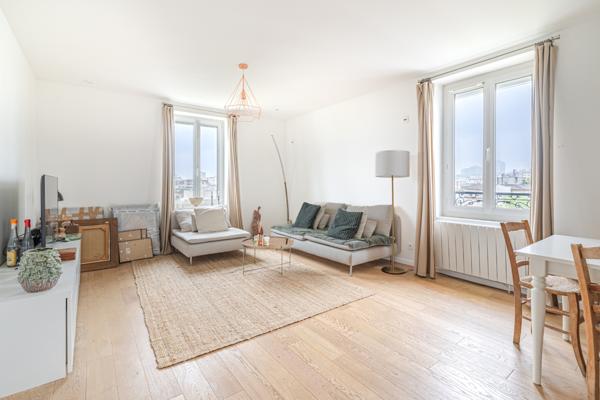 Boulogne-Billancourt – Superbe appartement familial rénové au dernier étage avec ascenseur