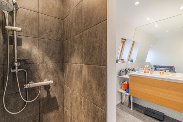 Boulogne-Billancourt – Superbe appartement familial rénové au dernier étage avec ascenseur