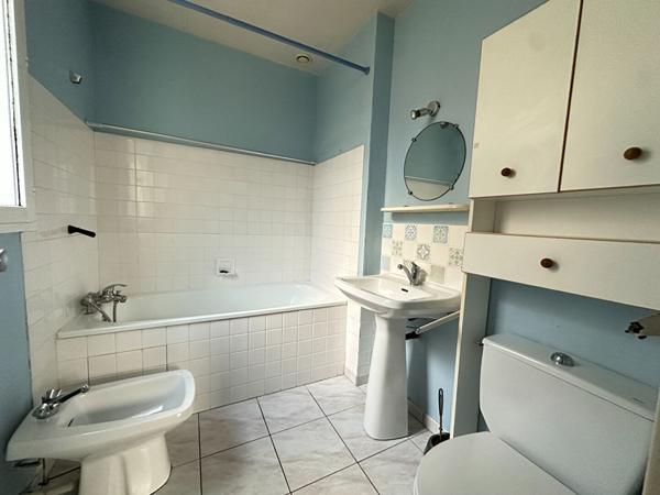 BUXEROLLES - PLAIN-PIED - PROCHE COMMODITÉS ET ÉCOLES - 100m² - 3 CHAMBRES