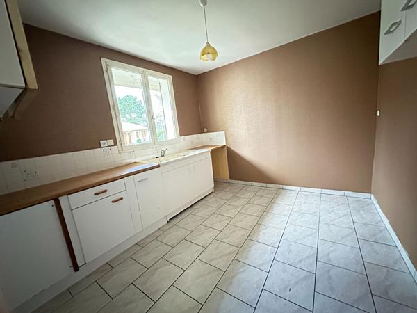 BUXEROLLES - PLAIN-PIED - PROCHE COMMODITÉS ET ÉCOLES - 100m² - 3 CHAMBRES