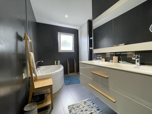 Véritable plain-pied 4 chambres contemporaine Toutes les caractéristiques