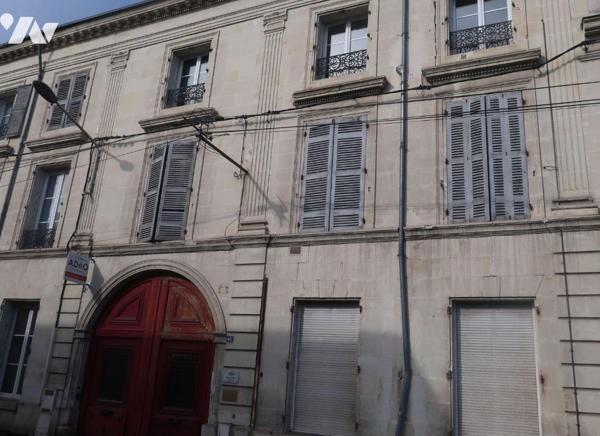 CENTRE-VILLE - DANS BEL IMMEUBLE ANCIEN,  Appartement T3 de 60m2, en bon état, comprenant :
. ...