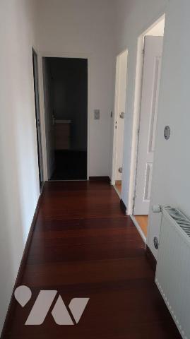 CENTRE-VILLE - DANS BEL IMMEUBLE ANCIEN,  Appartement T3 de 60m2, en bon état, comprenant :
. ...