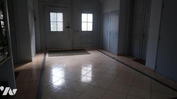 CENTRE-VILLE - DANS BEL IMMEUBLE ANCIEN,  Appartement T3 de 60m2, en bon état, comprenant :
. ...