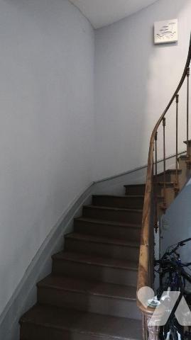 CENTRE-VILLE - DANS BEL IMMEUBLE ANCIEN,  Appartement T3 de 60m2, en bon état, comprenant :
. ...