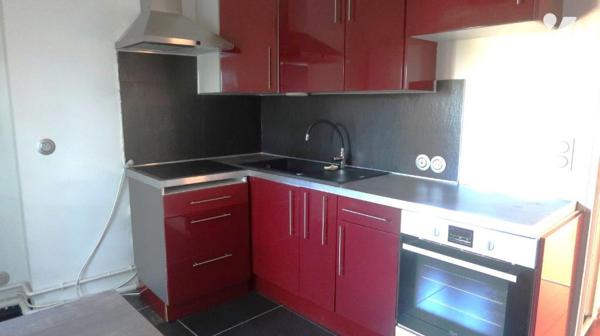 CENTRE-VILLE - DANS BEL IMMEUBLE ANCIEN,  Appartement T3 de 60m2, en bon état, comprenant :
. ...