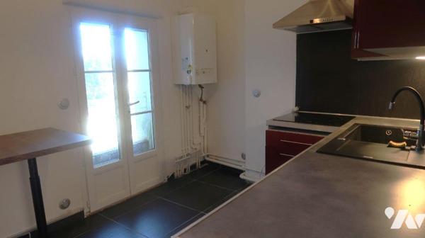 CENTRE-VILLE - DANS BEL IMMEUBLE ANCIEN,  Appartement T3 de 60m2, en bon état, comprenant :
. ...