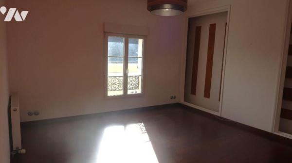 CENTRE-VILLE - DANS BEL IMMEUBLE ANCIEN,  Appartement T3 de 60m2, en bon état, comprenant :
. ...