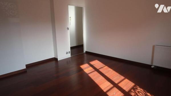 CENTRE-VILLE - DANS BEL IMMEUBLE ANCIEN,  Appartement T3 de 60m2, en bon état, comprenant :
. ...