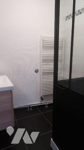 CENTRE-VILLE - DANS BEL IMMEUBLE ANCIEN,  Appartement T3 de 60m2, en bon état, comprenant :
. ...