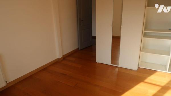 CENTRE-VILLE - DANS BEL IMMEUBLE ANCIEN,  Appartement T3 de 60m2, en bon état, comprenant :
. ...