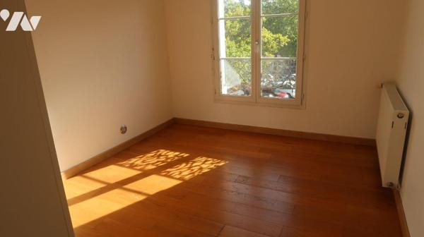 CENTRE-VILLE - DANS BEL IMMEUBLE ANCIEN,  Appartement T3 de 60m2, en bon état, comprenant :
. ...