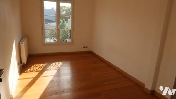 CENTRE-VILLE - DANS BEL IMMEUBLE ANCIEN,  Appartement T3 de 60m2, en bon état, comprenant :
. ...