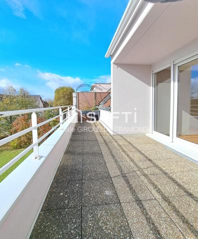 Coup de cœur assuré : rare à Brunstatt-Didenheim (68350), dans résidence récente de 2000, bel et lumineux appartement en ATTIQUE  F5 de 110 m2 au sol 95m2 (Carrez) comprenant 4 chambres, bénéficiant d'un cadre paisible et verdoyant, avec proximité du pôle de santé, Super U, écoles, commerces et transports.