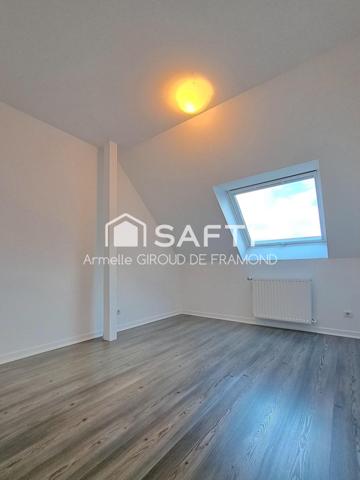 Coup de cœur assuré : rare à Brunstatt-Didenheim (68350), dans résidence récente de 2000, bel et lumineux appartement en ATTIQUE  F5 de 110 m2 au sol 95m2 (Carrez) comprenant 4 chambres, bénéficiant d'un cadre paisible et verdoyant, avec proximité du pôle de santé, Super U, écoles, commerces et transports.