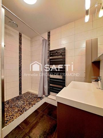 Coup de cœur assuré : rare à Brunstatt-Didenheim (68350), dans résidence récente de 2000, bel et lumineux appartement en ATTIQUE  F5 de 110 m2 au sol 95m2 (Carrez) comprenant 4 chambres, bénéficiant d'un cadre paisible et verdoyant, avec proximité du pôle de santé, Super U, écoles, commerces et transports.