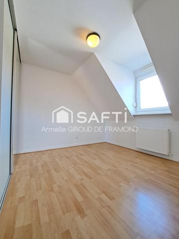 Coup de cœur assuré : rare à Brunstatt-Didenheim (68350), dans résidence récente de 2000, bel et lumineux appartement en ATTIQUE  F5 de 110 m2 au sol 95m2 (Carrez) comprenant 4 chambres, bénéficiant d'un cadre paisible et verdoyant, avec proximité du pôle de santé, Super U, écoles, commerces et transports.