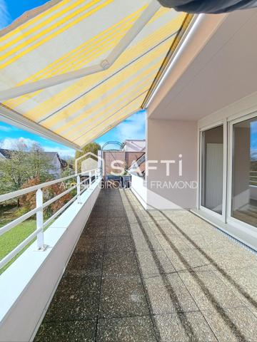 Coup de cœur assuré : rare à Brunstatt-Didenheim (68350), dans résidence récente de 2000, bel et lumineux appartement en ATTIQUE  F5 de 110 m2 au sol 95m2 (Carrez) comprenant 4 chambres, bénéficiant d'un cadre paisible et verdoyant, avec proximité du pôle de santé, Super U, écoles, commerces et transports.