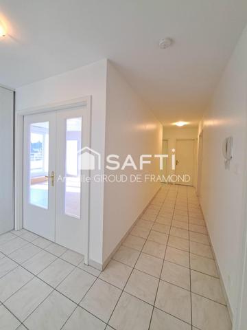 Coup de cœur assuré : rare à Brunstatt-Didenheim (68350), dans résidence récente de 2000, bel et lumineux appartement en ATTIQUE  F5 de 110 m2 au sol 95m2 (Carrez) comprenant 4 chambres, bénéficiant d'un cadre paisible et verdoyant, avec proximité du pôle de santé, Super U, écoles, commerces et transports.