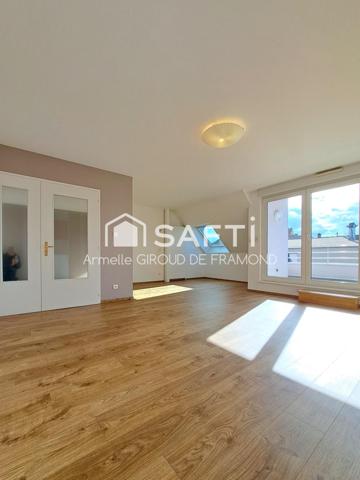 Coup de cœur assuré : rare à Brunstatt-Didenheim (68350), dans résidence récente de 2000, bel et lumineux appartement en ATTIQUE  F5 de 110 m2 au sol 95m2 (Carrez) comprenant 4 chambres, bénéficiant d'un cadre paisible et verdoyant, avec proximité du pôle de santé, Super U, écoles, commerces et transports.