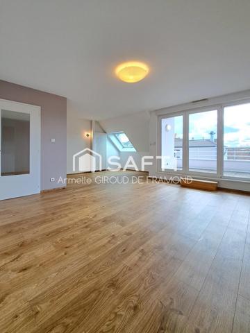 Coup de cœur assuré : rare à Brunstatt-Didenheim (68350), dans résidence récente de 2000, bel et lumineux appartement en ATTIQUE  F5 de 110 m2 au sol 95m2 (Carrez) comprenant 4 chambres, bénéficiant d'un cadre paisible et verdoyant, avec proximité du pôle de santé, Super U, écoles, commerces et transports.