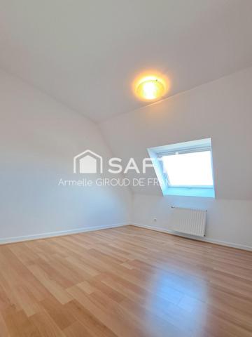 Coup de cœur assuré : rare à Brunstatt-Didenheim (68350), dans résidence récente de 2000, bel et lumineux appartement en ATTIQUE  F5 de 110 m2 au sol 95m2 (Carrez) comprenant 4 chambres, bénéficiant d'un cadre paisible et verdoyant, avec proximité du pôle de santé, Super U, écoles, commerces et transports.