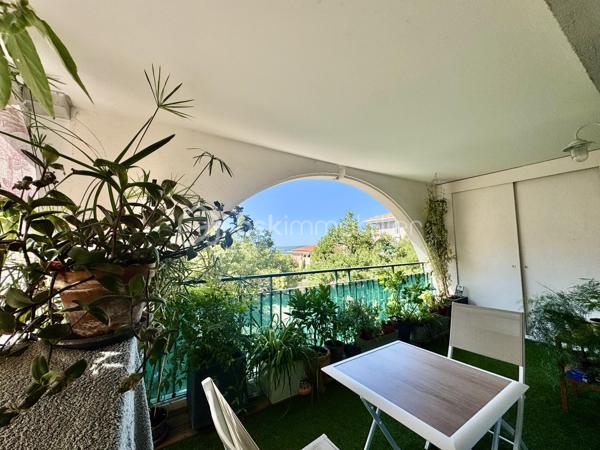 Lise Da Silva, votre mandataire immobilier, vous propose de découvrir ce charmant appartement 3/4 pièces, offrant un cadre de vie agréable, lumineux et fonctionnel.
Dès l’entrée, vous serez séduit par ses beaux volumes et son agencement harmonieux. Vous profiterez d’un double séjour lumineux, prolongé par une cuisine aménagée et équipée ouverte, créant un espace de vie convivial et chaleureux.
Le séjour s’ouvre directement sur un balcon avec une belle vue dégagée, idéal pour profiter d’un café le matin ou d’un moment de détente en extérieur.
Côté nuit, l’appartement dispose de deux chambres ainsi que d’une salle d’eau, offrant tout le confort nécessaire au quotidien.
Possibilité d’acquérir un box en supplément
Un appartement à découvrir sans tarder ! Il saura séduire aussi bien une famille qu’un couple à la recherche d’un bien confortable et lumineux.