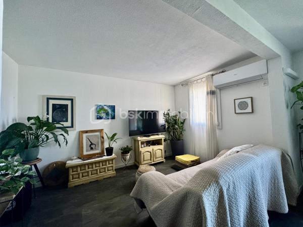Lise Da Silva, votre mandataire immobilier, vous propose de découvrir ce charmant appartement 3/4 pièces, offrant un cadre de vie agréable, lumineux et fonctionnel.
Dès l’entrée, vous serez séduit par ses beaux volumes et son agencement harmonieux. Vous profiterez d’un double séjour lumineux, prolongé par une cuisine aménagée et équipée ouverte, créant un espace de vie convivial et chaleureux.
Le séjour s’ouvre directement sur un balcon avec une belle vue dégagée, idéal pour profiter d’un café le matin ou d’un moment de détente en extérieur.
Côté nuit, l’appartement dispose de deux chambres ainsi que d’une salle d’eau, offrant tout le confort nécessaire au quotidien.
Possibilité d’acquérir un box en supplément
Un appartement à découvrir sans tarder ! Il saura séduire aussi bien une famille qu’un couple à la recherche d’un bien confortable et lumineux.