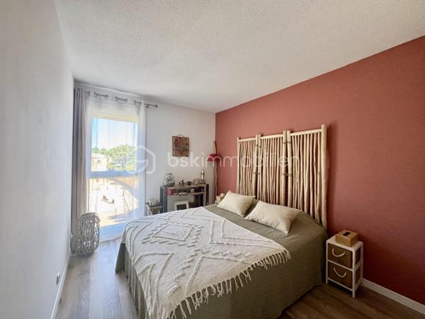 Lise Da Silva, votre mandataire immobilier, vous propose de découvrir ce charmant appartement 3/4 pièces, offrant un cadre de vie agréable, lumineux et fonctionnel.
Dès l’entrée, vous serez séduit par ses beaux volumes et son agencement harmonieux. Vous profiterez d’un double séjour lumineux, prolongé par une cuisine aménagée et équipée ouverte, créant un espace de vie convivial et chaleureux.
Le séjour s’ouvre directement sur un balcon avec une belle vue dégagée, idéal pour profiter d’un café le matin ou d’un moment de détente en extérieur.
Côté nuit, l’appartement dispose de deux chambres ainsi que d’une salle d’eau, offrant tout le confort nécessaire au quotidien.
Possibilité d’acquérir un box en supplément
Un appartement à découvrir sans tarder ! Il saura séduire aussi bien une famille qu’un couple à la recherche d’un bien confortable et lumineux.