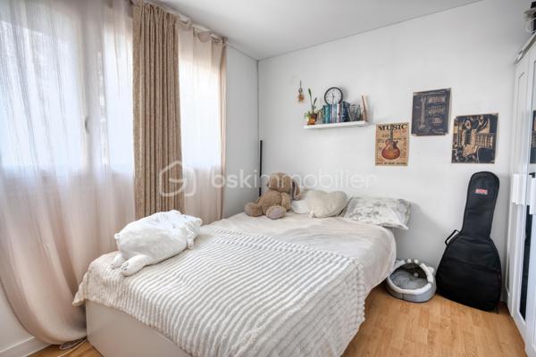 Appartement 4 pièces- 3 chambres – 84 m² – Résidence sécurisée – Épinay-sur-Seine – 10 min de Gare du Nord

Description :
Appartement 84m2 avec 3 chambres dans une résidence fermée et très bien entretenue, découvrez ce spacieux appartement de 84 m² situé à Épinay-sur-Seine. Idéalement conçu pour une famille ou un investissement locatif, il offre un cadre de vie confortable et sécurisé.

Atouts emplacement :
Situé à proximité immédiate de la gare d’Épinay – Villetaneuse (TER H), ce bien vous permet de rejoindre la Gare du Nord en seulement 10 minutes. Dans un quartier calme et recherché, vous bénéficiez également d’écoles et d’un stade d’athlétisme à très courte distance, idéals pour les familles et les sportifs. Tous commerces et services sont accessibles à pied.

Caractéristiques principales :
-3 pièces lumineuses
-Salon spacieux
-Cuisine indépendante
-Salle de bains + WC séparés
-Balcon agréable
-Cave + place de parking incluse
-Classe énergétique : C
-Chauffage collectif
