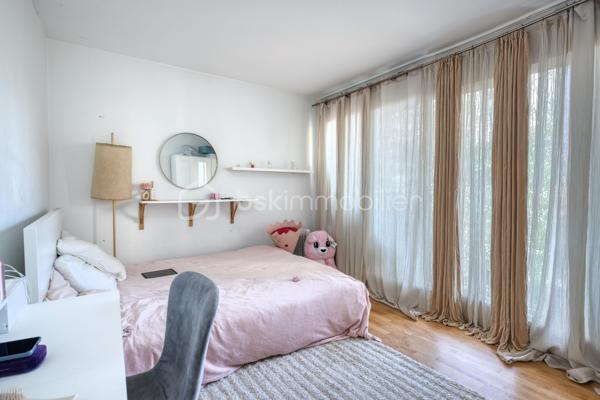 Appartement 4 pièces- 3 chambres – 84 m² – Résidence sécurisée – Épinay-sur-Seine – 10 min de Gare du Nord

Description :
Appartement 84m2 avec 3 chambres dans une résidence fermée et très bien entretenue, découvrez ce spacieux appartement de 84 m² situé à Épinay-sur-Seine. Idéalement conçu pour une famille ou un investissement locatif, il offre un cadre de vie confortable et sécurisé.

Atouts emplacement :
Situé à proximité immédiate de la gare d’Épinay – Villetaneuse (TER H), ce bien vous permet de rejoindre la Gare du Nord en seulement 10 minutes. Dans un quartier calme et recherché, vous bénéficiez également d’écoles et d’un stade d’athlétisme à très courte distance, idéals pour les familles et les sportifs. Tous commerces et services sont accessibles à pied.

Caractéristiques principales :
-3 pièces lumineuses
-Salon spacieux
-Cuisine indépendante
-Salle de bains + WC séparés
-Balcon agréable
-Cave + place de parking incluse
-Classe énergétique : C
-Chauffage collectif
