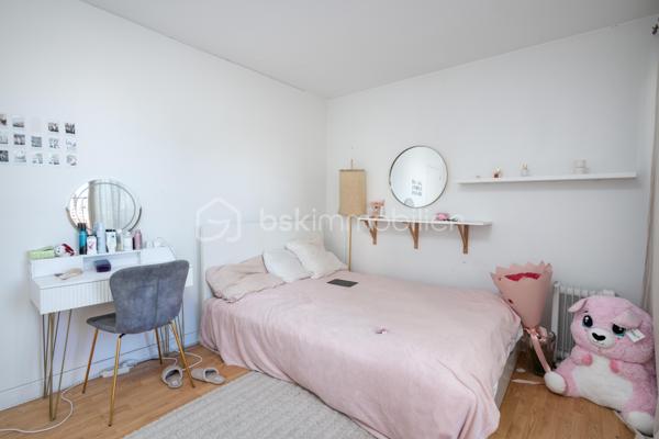 Appartement 4 pièces- 3 chambres – 84 m² – Résidence sécurisée – Épinay-sur-Seine – 10 min de Gare du Nord

Description :
Appartement 84m2 avec 3 chambres dans une résidence fermée et très bien entretenue, découvrez ce spacieux appartement de 84 m² situé à Épinay-sur-Seine. Idéalement conçu pour une famille ou un investissement locatif, il offre un cadre de vie confortable et sécurisé.

Atouts emplacement :
Situé à proximité immédiate de la gare d’Épinay – Villetaneuse (TER H), ce bien vous permet de rejoindre la Gare du Nord en seulement 10 minutes. Dans un quartier calme et recherché, vous bénéficiez également d’écoles et d’un stade d’athlétisme à très courte distance, idéals pour les familles et les sportifs. Tous commerces et services sont accessibles à pied.

Caractéristiques principales :
-3 pièces lumineuses
-Salon spacieux
-Cuisine indépendante
-Salle de bains + WC séparés
-Balcon agréable
-Cave + place de parking incluse
-Classe énergétique : C
-Chauffage collectif