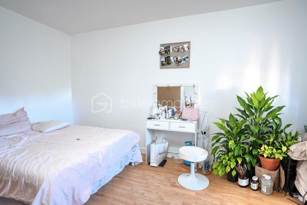 Appartement 4 pièces- 3 chambres – 84 m² – Résidence sécurisée – Épinay-sur-Seine – 10 min de Gare du Nord

Description :
Appartement 84m2 avec 3 chambres dans une résidence fermée et très bien entretenue, découvrez ce spacieux appartement de 84 m² situé à Épinay-sur-Seine. Idéalement conçu pour une famille ou un investissement locatif, il offre un cadre de vie confortable et sécurisé.

Atouts emplacement :
Situé à proximité immédiate de la gare d’Épinay – Villetaneuse (TER H), ce bien vous permet de rejoindre la Gare du Nord en seulement 10 minutes. Dans un quartier calme et recherché, vous bénéficiez également d’écoles et d’un stade d’athlétisme à très courte distance, idéals pour les familles et les sportifs. Tous commerces et services sont accessibles à pied.

Caractéristiques principales :
-3 pièces lumineuses
-Salon spacieux
-Cuisine indépendante
-Salle de bains + WC séparés
-Balcon agréable
-Cave + place de parking incluse
-Classe énergétique : C
-Chauffage collectif