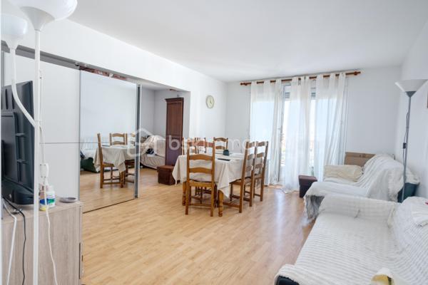 Appartement 4 pièces- 3 chambres – 84 m² – Résidence sécurisée – Épinay-sur-Seine – 10 min de Gare du Nord

Description :
Appartement 84m2 avec 3 chambres dans une résidence fermée et très bien entretenue, découvrez ce spacieux appartement de 84 m² situé à Épinay-sur-Seine. Idéalement conçu pour une famille ou un investissement locatif, il offre un cadre de vie confortable et sécurisé.

Atouts emplacement :
Situé à proximité immédiate de la gare d’Épinay – Villetaneuse (TER H), ce bien vous permet de rejoindre la Gare du Nord en seulement 10 minutes. Dans un quartier calme et recherché, vous bénéficiez également d’écoles et d’un stade d’athlétisme à très courte distance, idéals pour les familles et les sportifs. Tous commerces et services sont accessibles à pied.

Caractéristiques principales :
-3 pièces lumineuses
-Salon spacieux
-Cuisine indépendante
-Salle de bains + WC séparés
-Balcon agréable
-Cave + place de parking incluse
-Classe énergétique : C
-Chauffage collectif