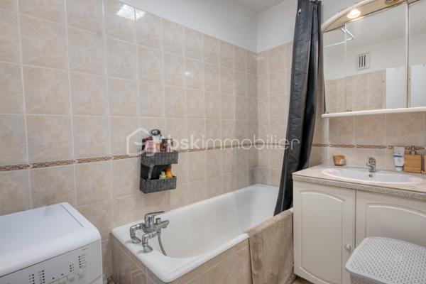 Appartement 4 pièces- 3 chambres – 84 m² – Résidence sécurisée – Épinay-sur-Seine – 10 min de Gare du Nord

Description :
Appartement 84m2 avec 3 chambres dans une résidence fermée et très bien entretenue, découvrez ce spacieux appartement de 84 m² situé à Épinay-sur-Seine. Idéalement conçu pour une famille ou un investissement locatif, il offre un cadre de vie confortable et sécurisé.

Atouts emplacement :
Situé à proximité immédiate de la gare d’Épinay – Villetaneuse (TER H), ce bien vous permet de rejoindre la Gare du Nord en seulement 10 minutes. Dans un quartier calme et recherché, vous bénéficiez également d’écoles et d’un stade d’athlétisme à très courte distance, idéals pour les familles et les sportifs. Tous commerces et services sont accessibles à pied.

Caractéristiques principales :
-3 pièces lumineuses
-Salon spacieux
-Cuisine indépendante
-Salle de bains + WC séparés
-Balcon agréable
-Cave + place de parking incluse
-Classe énergétique : C
-Chauffage collectif