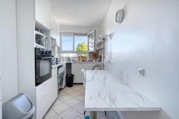 Appartement 4 pièces- 3 chambres – 84 m² – Résidence sécurisée – Épinay-sur-Seine – 10 min de Gare du Nord

Description :
Appartement 84m2 avec 3 chambres dans une résidence fermée et très bien entretenue, découvrez ce spacieux appartement de 84 m² situé à Épinay-sur-Seine. Idéalement conçu pour une famille ou un investissement locatif, il offre un cadre de vie confortable et sécurisé.

Atouts emplacement :
Situé à proximité immédiate de la gare d’Épinay – Villetaneuse (TER H), ce bien vous permet de rejoindre la Gare du Nord en seulement 10 minutes. Dans un quartier calme et recherché, vous bénéficiez également d’écoles et d’un stade d’athlétisme à très courte distance, idéals pour les familles et les sportifs. Tous commerces et services sont accessibles à pied.

Caractéristiques principales :
-3 pièces lumineuses
-Salon spacieux
-Cuisine indépendante
-Salle de bains + WC séparés
-Balcon agréable
-Cave + place de parking incluse
-Classe énergétique : C
-Chauffage collectif
