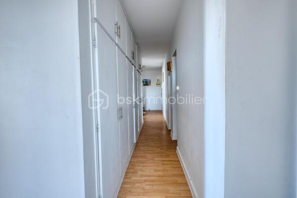 Appartement 4 pièces- 3 chambres – 84 m² – Résidence sécurisée – Épinay-sur-Seine – 10 min de Gare du Nord

Description :
Appartement 84m2 avec 3 chambres dans une résidence fermée et très bien entretenue, découvrez ce spacieux appartement de 84 m² situé à Épinay-sur-Seine. Idéalement conçu pour une famille ou un investissement locatif, il offre un cadre de vie confortable et sécurisé.

Atouts emplacement :
Situé à proximité immédiate de la gare d’Épinay – Villetaneuse (TER H), ce bien vous permet de rejoindre la Gare du Nord en seulement 10 minutes. Dans un quartier calme et recherché, vous bénéficiez également d’écoles et d’un stade d’athlétisme à très courte distance, idéals pour les familles et les sportifs. Tous commerces et services sont accessibles à pied.

Caractéristiques principales :
-3 pièces lumineuses
-Salon spacieux
-Cuisine indépendante
-Salle de bains + WC séparés
-Balcon agréable
-Cave + place de parking incluse
-Classe énergétique : C
-Chauffage collectif