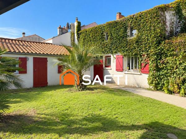 Maison familiale aux beaux volumes , idéalement située à proximité immédiate des commodités.