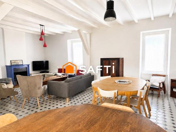 Maison familiale aux beaux volumes , idéalement située à proximité immédiate des commodités.