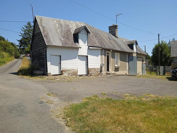 À découvrir sans tarder : une maison charmante avec dépendance, sur un vaste terrain, à Mortain-Bocage.