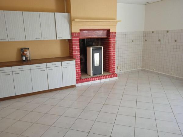 À découvrir sans tarder : une maison charmante avec dépendance, sur un vaste terrain, à Mortain-Bocage.