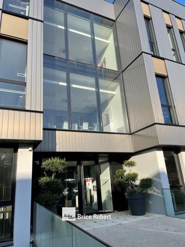 Bureaux à louer à Limonest immeuble indépendant avec terrasses et parkings
