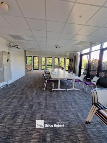 Bureaux à louer à Limonest immeuble indépendant avec terrasses et parkings