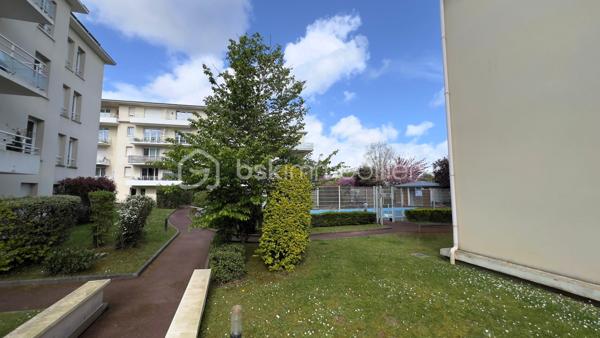 BSK CAEN Immobilier – David TALVAST vous propose cet appartement T3 de 51 m² situé au 3ᵉ et dernier étage d'une résidence à deux pas du Super U de Beaulieu, dans le secteur recherché de Caen Saint-Paul.

Dans une résidence récente de 2004 avec piscine, cet appartement offre un cadre de vie agréable et sécurisé, idéal pour une résidence principale ou un investissement locatif à Caen.

Il se compose de :
•	Entrée de 6,61 m²
•	Séjour/Cuisine lumineux de 18,55 m² avec accès direct au balcon
•	Balcon de 8 m² exposé idéalement plein Est.
•	2 chambres (11,31 m² et 8,45 m²)
•	Salle de bains
•	WC séparé

Les atouts du bien :
✔ 3ᵉ et dernier étage
✔ Résidence sécurisée avec piscine
✔ Place de parking privative en sous-sol.
✔ Chauffage électrique individuel/production d'eau chaude individuel
✔ Fibre optique
✔ Secteur recherché proche des commodités

Surface Carrez : 50,79 m²
Charges annuelles : 2028 €
Taxe foncière : 1 250 €
Nombre de lots : 160 (dont 80 d’habitation)

Cet appartement représente une excellente opportunité à Caen, que ce soit pour habiter ou pour investir dans un quartier dynamique et recherché.
Vous êtes intéressé ? Contactez-moi directement pour ce bien coup de cœur : 07 81 76 32 28 ou dtalvast@bskimmobilier.com